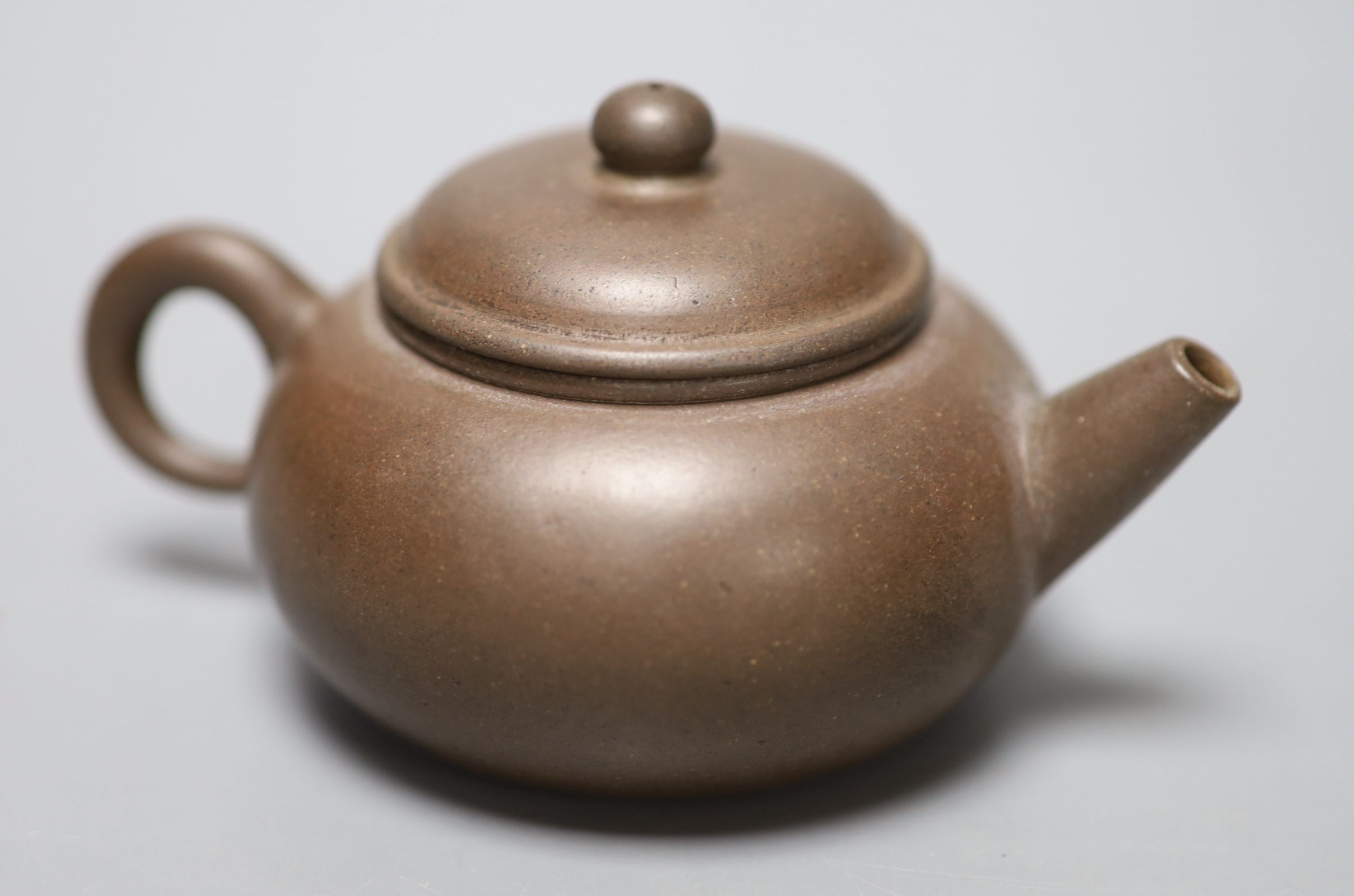 A Chinese Yixing tea pot, with signature on base